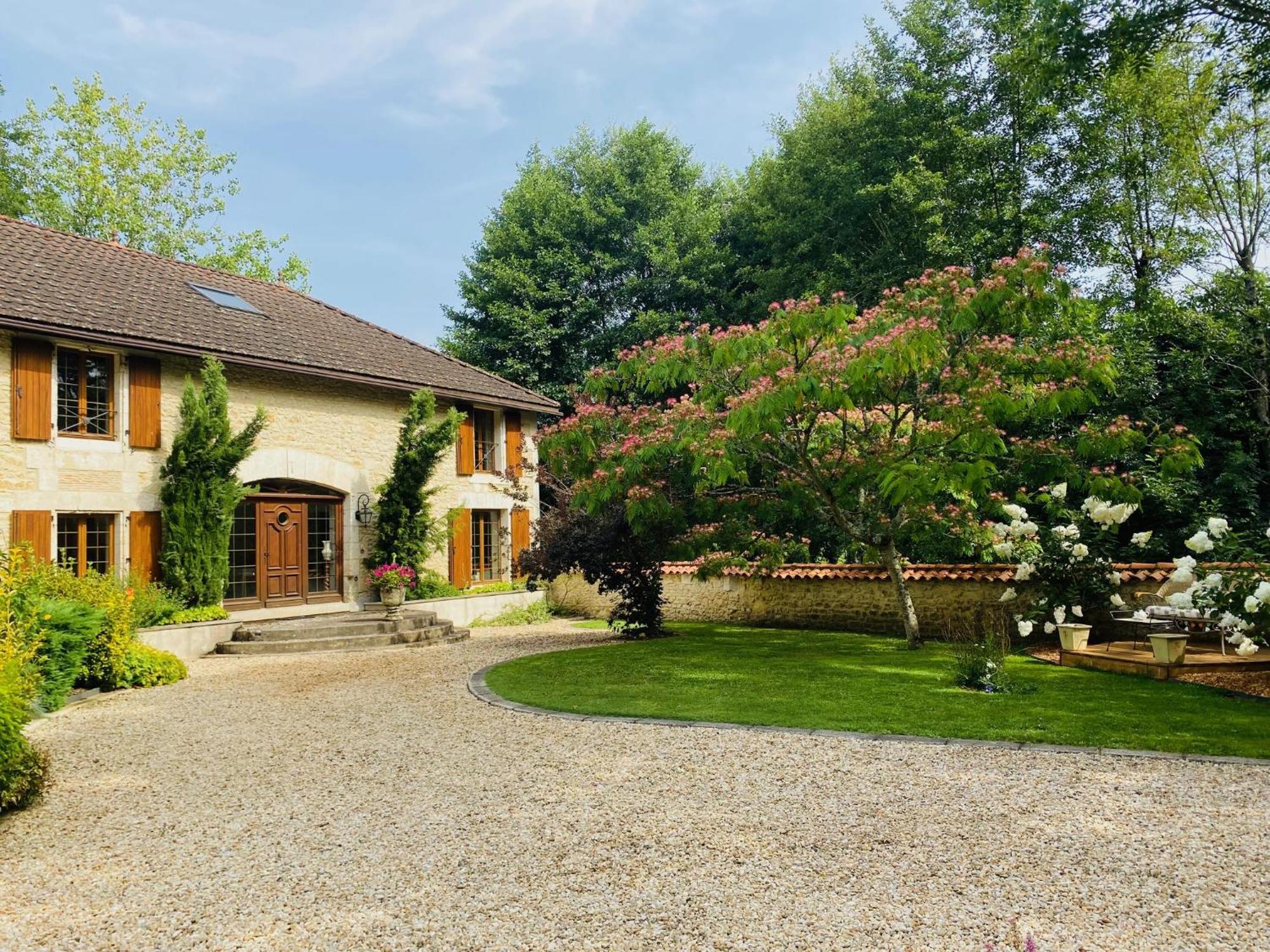 Bed and Breakfast Moulin Du Fontcourt Chasseneuil-sur-Bonnieure Exteriér fotografie